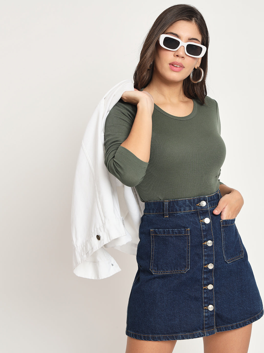 Stretchable ribbed fitted top detail